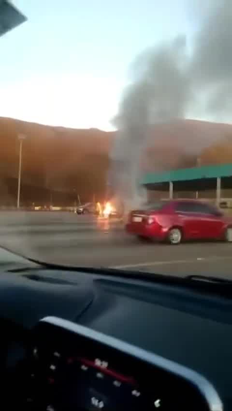 Vídeo: Carro pega fogo próximo à pedágio na BR-040
