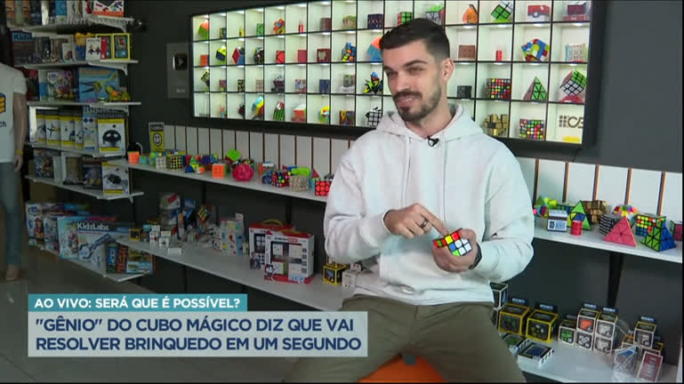 Vídeo: Gênio do cubo mágico resolve brinquedo em um segundo no Balanço Geral