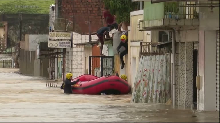 Vídeo: Chuva provoca ao menos seis mortes em Alagoas