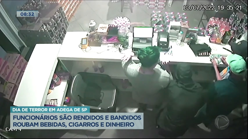 Vídeo: Ladrões rendem funcionários e roubam diversos produtos em adega de SP