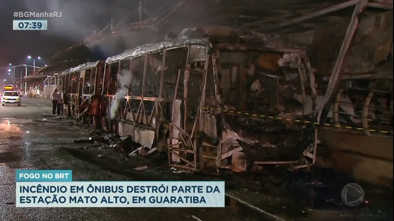 Vídeo: Estação Mato Alto do BRT pega fogo após incêndio em ônibus