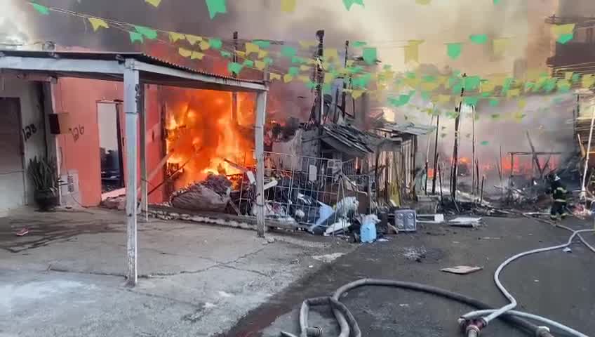 Vídeo: Fogo destrói casas em comunidade do Campo Belo, na zona sul de SP