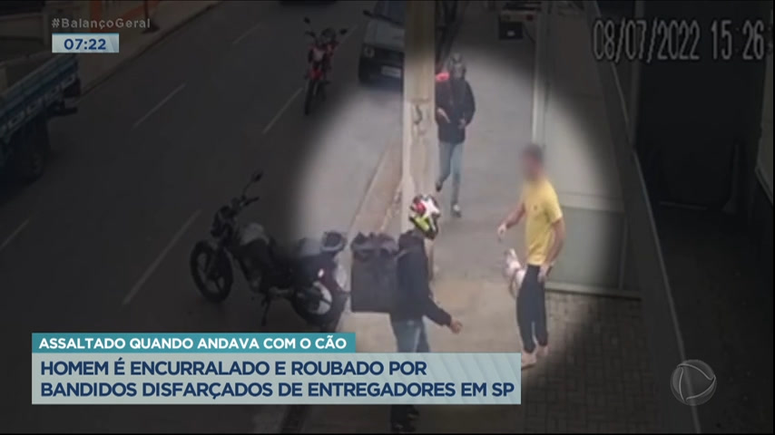 Vídeo: Homem é encurralado e roubado por falsos entregadores em SP