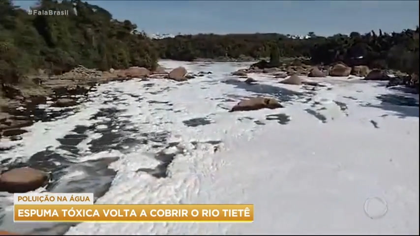 Vídeo: Rio Tietê volta a ficar coberto com espuma tóxica em Salto (SP)