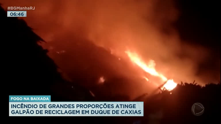 Vídeo: Incêndio atinge galpão de reciclagem em Duque de Caxias (RJ)