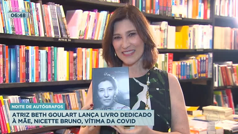 Beth Goulart recebe famosos ao lançar livro escrito com a mãe