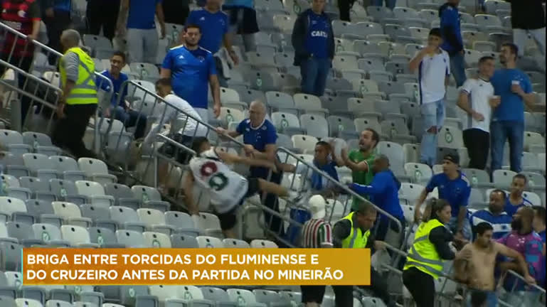 Vídeo: Torcedores do Cruzeiro e Fluminense brigam dentro e fora do Mineirão