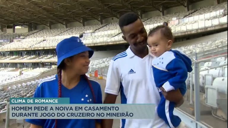 Vídeo: Cruzeirense pede namorada em casamento durante jogo do Cruzeiro em BH
