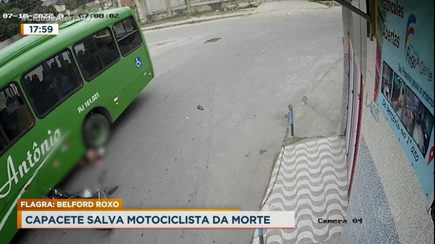 Vídeo: Motociclista é salvo por capacete após cair de moto e ficar em baixo de roda de ônibus no Rio