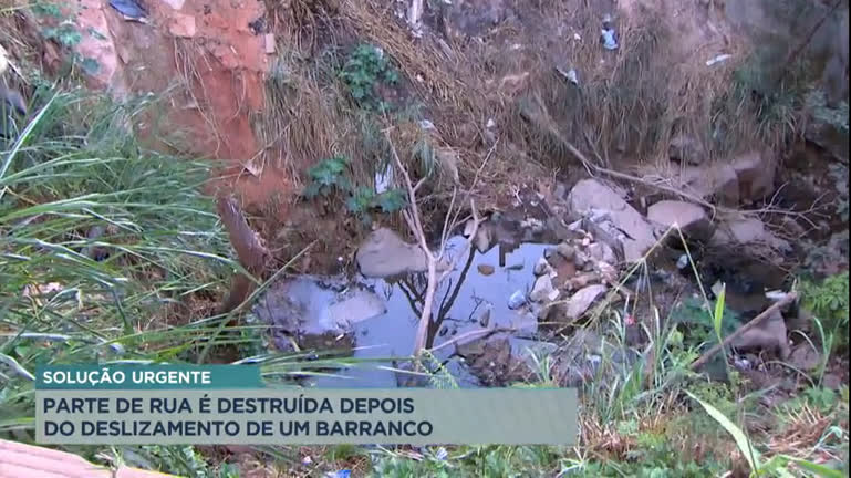 Vídeo: Parte de rua é destruída após deslizamento de barranco em Santa Luzia (MG)