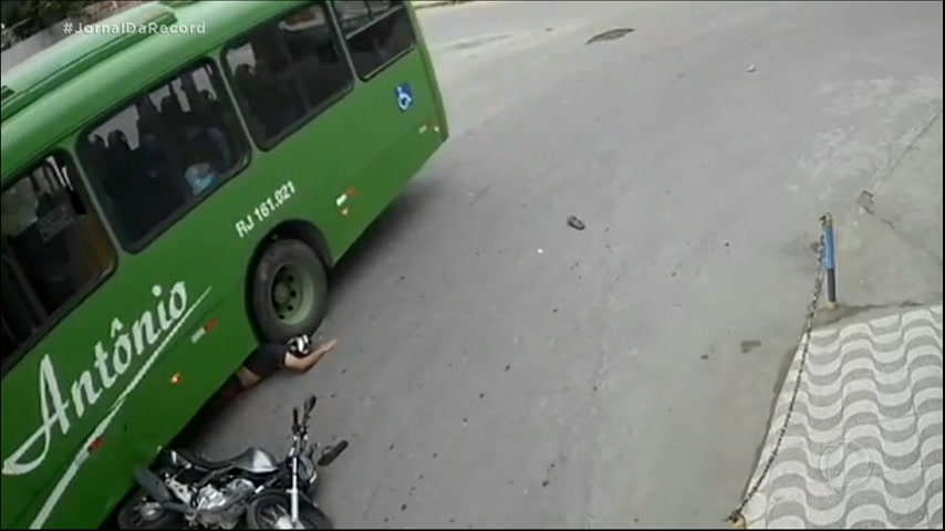 Vídeo: Motociclista de 19 anos sai ileso de acidente impressionante no Rio de Janeiro