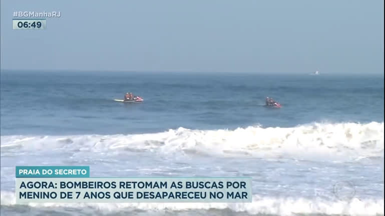 Vídeo: Bombeiros retomam buscas por menino de 7 anos que desapareceu no mar na zona oeste