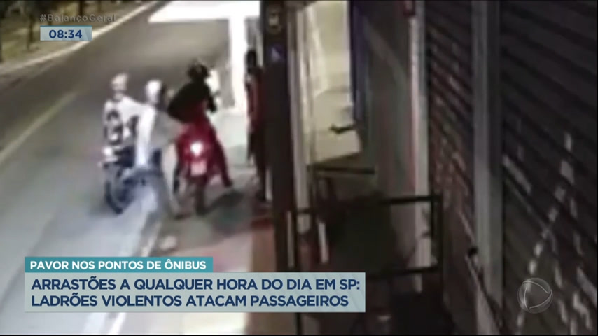 Vídeo: Ladrões violentos atacam passageiros que esperam ônibus em SP