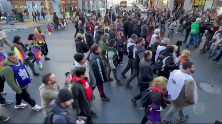 Vídeo: Argentinos saem às ruas de Buenos Aires para pedir salário básico universal