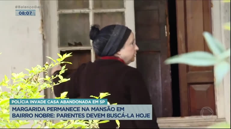 Vídeo: Moradora permanece em mansão abandonada após polícia invadir imóvel