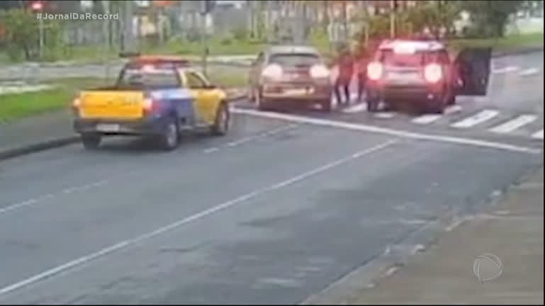 Motorista é baleado após ser perseguido por criminosos em Santos (SP)