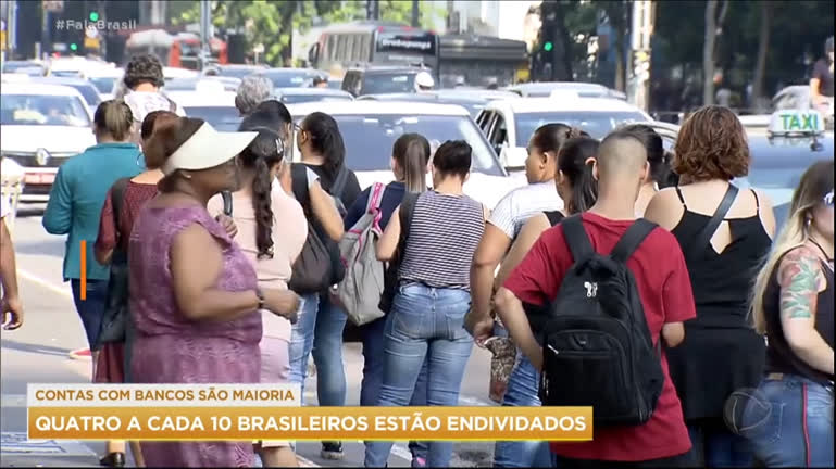 Vídeo: Quatro em cada dez brasileiros estão endividados