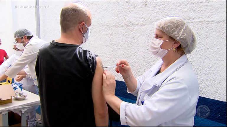 Vídeo: Cidade do Rio de Janeiro vacina pessoas com 30 anos ou mais com a quarta dose