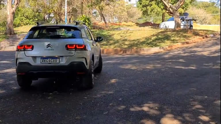 Que marra é essa! Crianças ganham mordomias como sombrinha e água gelada em  corrida de carros antigos - Fotos - R7 Garagem R7