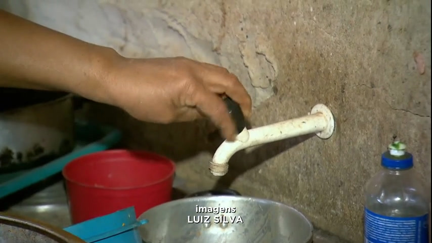 Vídeo: Moradores de Mateus Leme (MG) denunciam falta de abastecimento de água