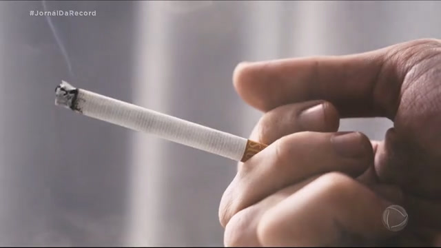 Vídeo: Fumaça Perigosa : uso do cigarro prejudica saúde de quem fuma e também de quem convive com fumantes