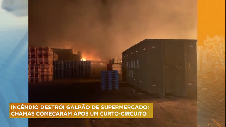 Vídeo: Incêndio destrói galpão de rede de supermercados na Grande BH