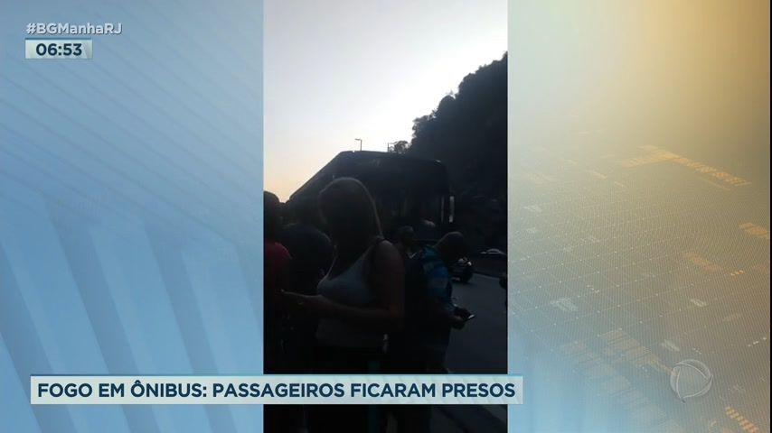 Vídeo: Ônibus pega fogo na Linha Amarela e deixa passageiros feridos
