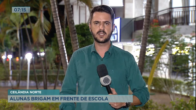 Vídeo: Alunas são flagradas brigando na frente de escola cívico-militar em Ceilândia (DF)