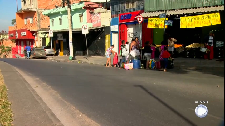 Vídeo: Equipe da Record TV Minas mostra famílias recolhendo restos de sacolão