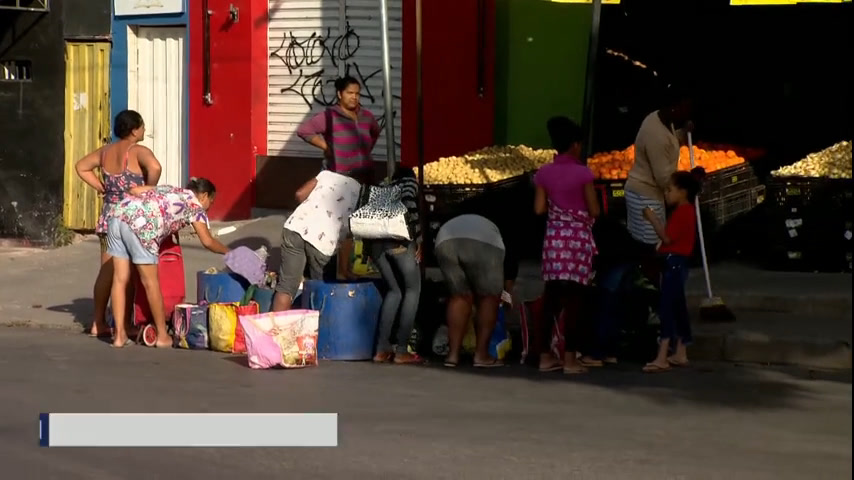 Vídeo: Famílias catam restos de comida em sacolão de BH e mostram retrato da fome