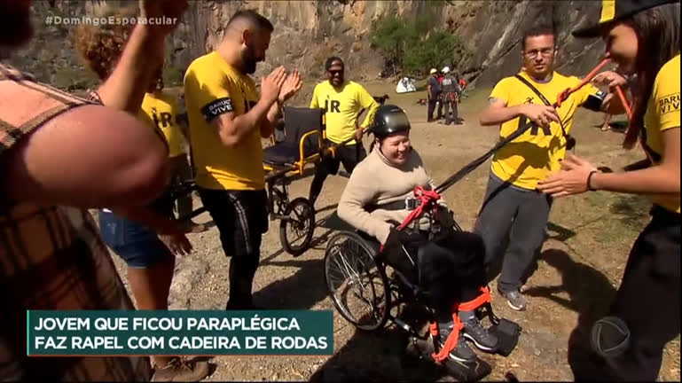 Vídeo: Jovem que ficou paraplégica pratica rapel com cadeira de rodas