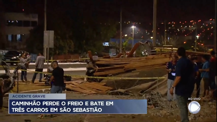 Vídeo: Caminhão perde freio e bate em três carros em São Sebastião
