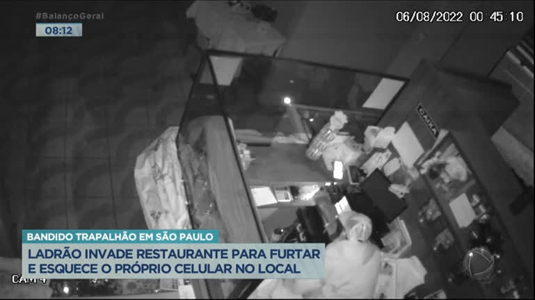 Vídeo: Ladrão atrapalhado esquece celular em restaurante após assalto