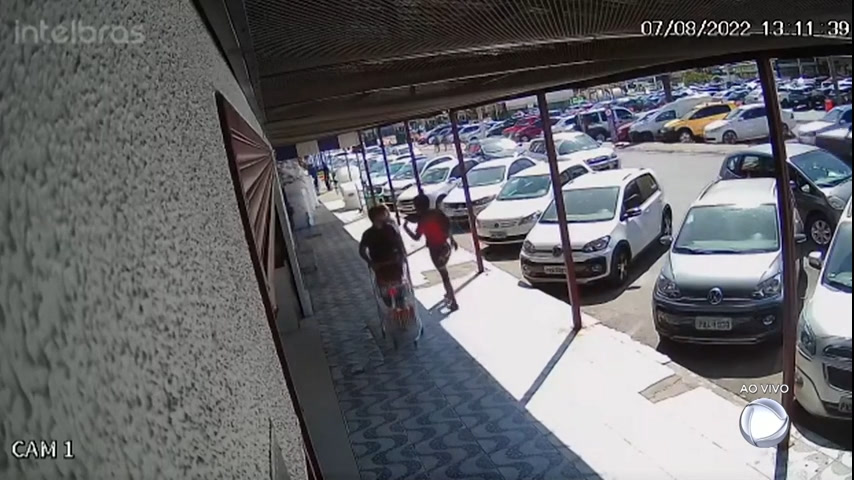 Vídeo: Mulher leva tapa na cara de uma desconhecida em estacionamento