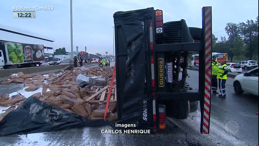 Vídeo: Carreta tomba pela Avenida Brasil em direção à zona oeste