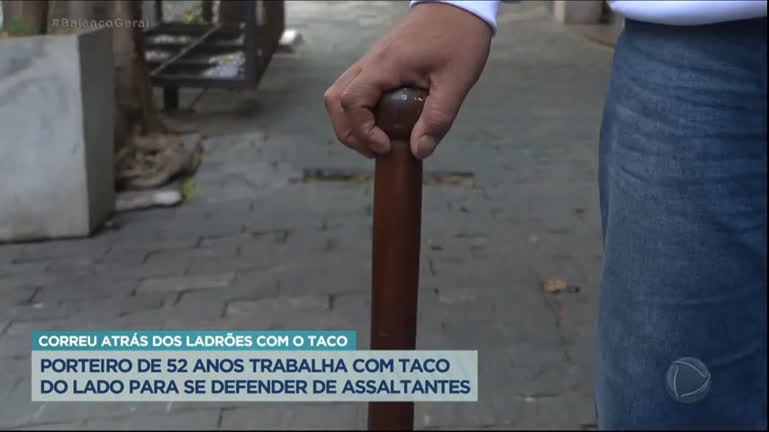 Vídeo: Porteiro usa taco, apelidado de "Massaranduba", para se defender de ladrão em SP