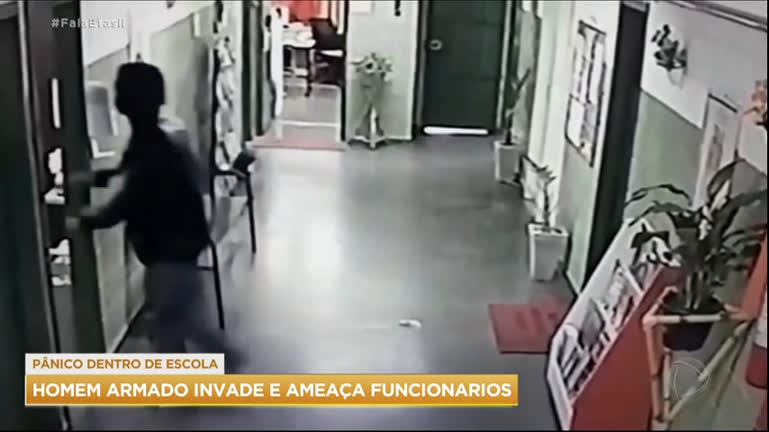 Vídeo: Homem armado invade escola e ameaça funcionários em SP