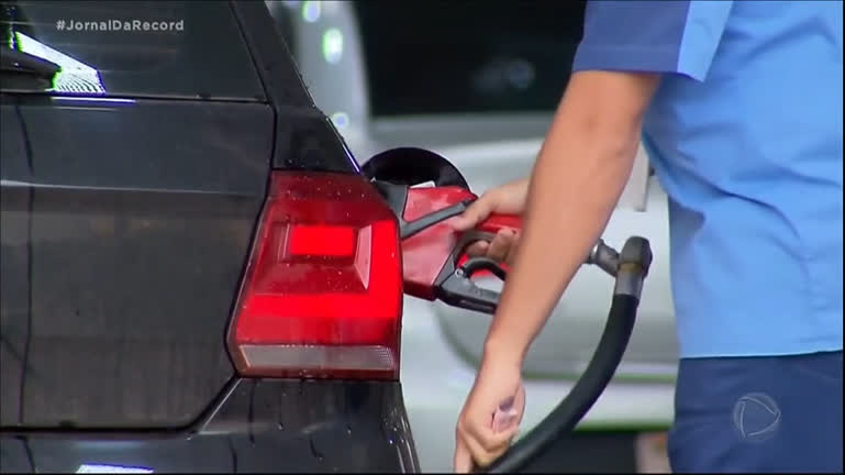 Vídeo: Petrobras anuncia nova queda no preço da gasolina nas refinarias a partir de amanhã (16)