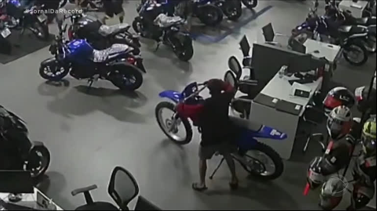 Vídeo: Câmeras flagram 11 criminosos invadindo e furtando motos em concessionária na Grande São Paulo