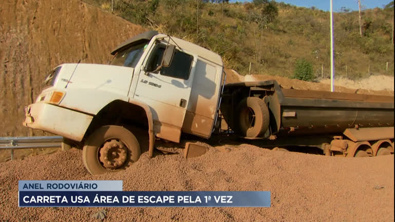 Vídeo: Carreta para em área de escape do Anel Rodoviário em BH