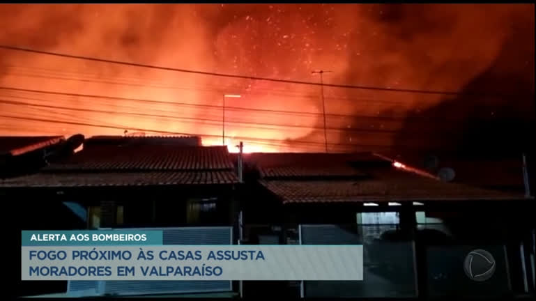 Vídeo: Incêndio próximo à residências assusta moradores de Valparaíso