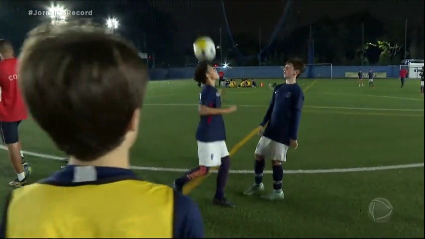 Vídeo: Fifa recomenda que crianças menores de 12 anos sejam proibidas de cabecear a bola no futebol