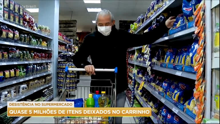 Vídeo: Brasileiros abandonam 5 milhões de produtos no caixa do supermercado
