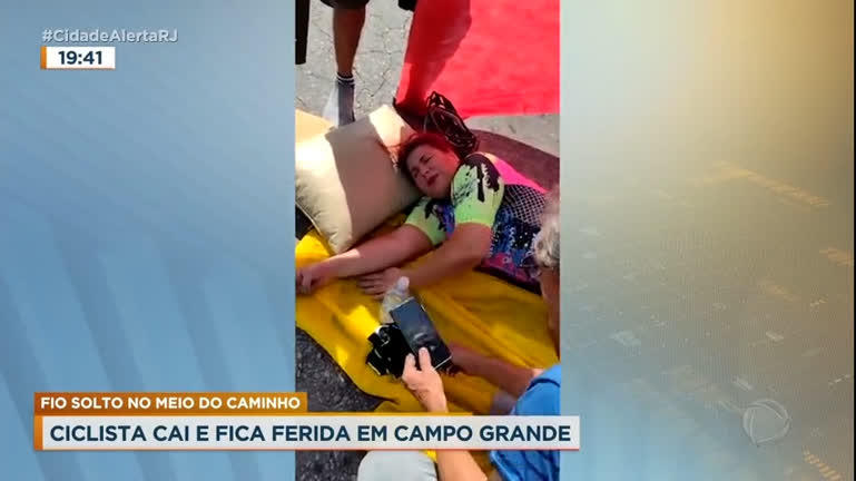 Vídeo: Ciclista cai e fica ferida após acidente em Campo Grande (RJ)