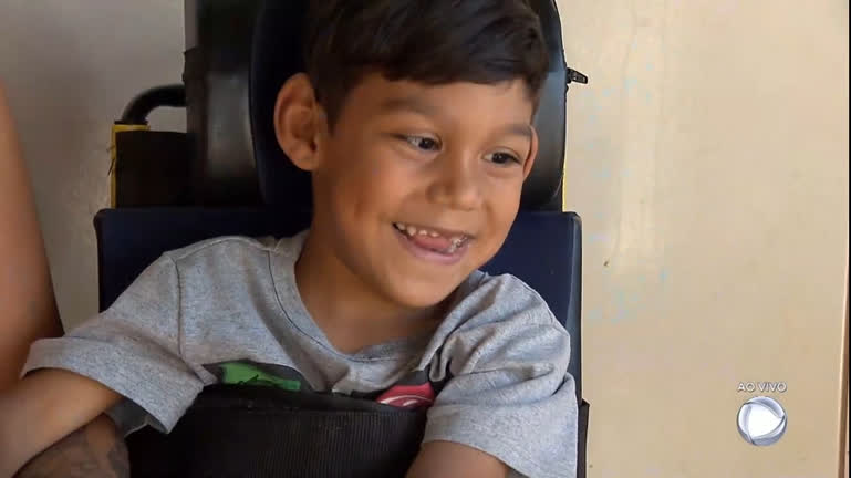 Vídeo: Bebê com paralisia cerebral precisa de tratamento na Tailândia
