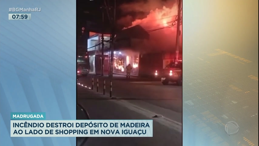 Vídeo: Incêndio destrói depósito de madeira ao lado de shopping na Baixada Fluminense