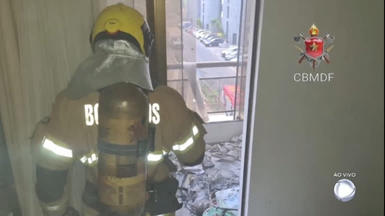 Vídeo: Incêndio atinge sacada de apartamento no Sudoeste