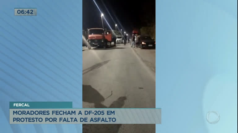 Vídeo: Moradores fecham a DF-205 em protesto por falta de asfalto