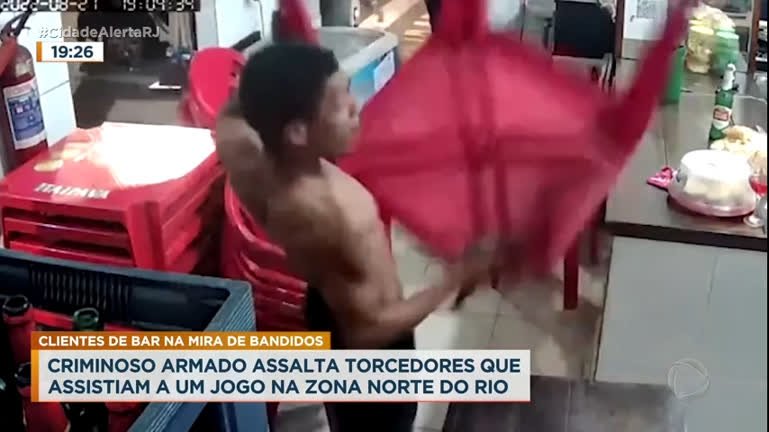  Câmeras de segurança registram assalto em bar de Cascadura (RJ)