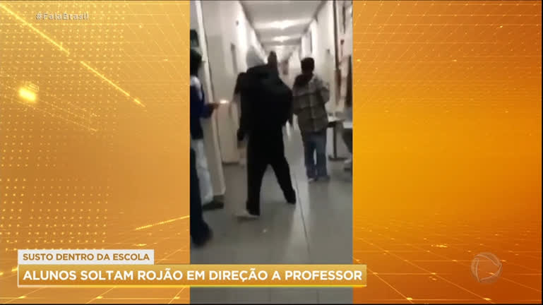 Vídeo: Ex-alunos invadem escola e soltam rojão em SP